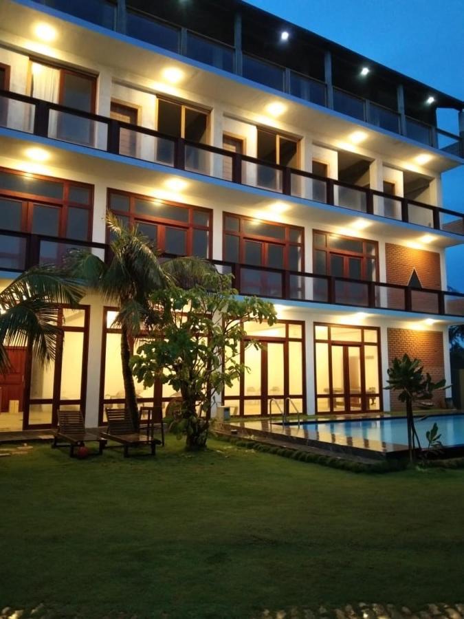 Hi Win Hotel Chilaw Buitenkant foto